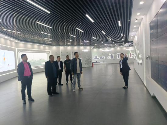 社企联姻，秦商赋新能‖ 秦商总会乡村振兴工作委员会组织总会服务中心及相关企业走进陕西秦龙乳业集团，考察5G智慧农场、调研羊奶产业，探索家庭农场养殖新模式，带动区域乡村发展，推动乡村全面振兴(图6)